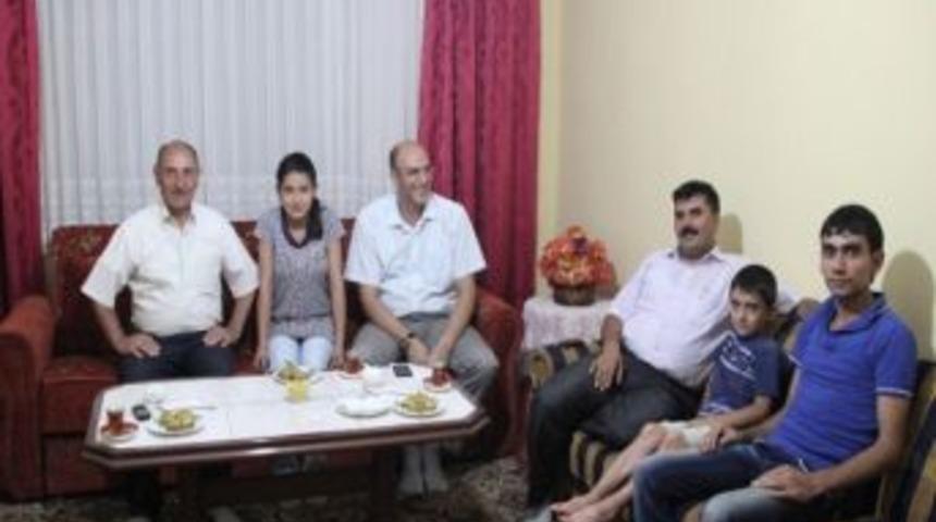 Maddi Sıkıntı Y&uuml;z&uuml;nden Eğitimine Ara Vermek İsteyen Kız &Ccedil;ocuğuna Sahip &Ccedil;ıkıldı