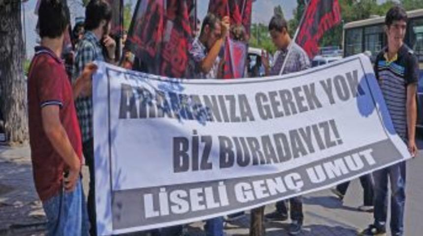 Ankara Emniyeti &Ouml;n&uuml;nde Darbukalı Eylem