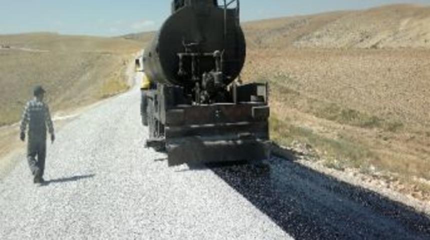 Karaman'ın K&ouml;y Yolları Asfaltlanıyor