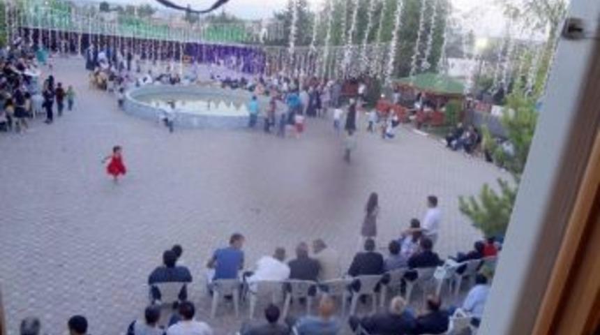 Vatandaşlar &Ccedil;ay Bah&ccedil;elerine Akın Ediyor