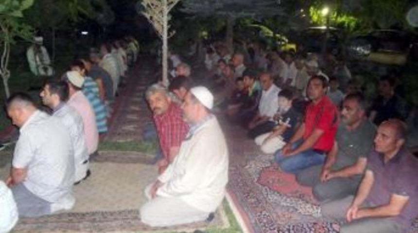 A&ccedil;ık Havada Teravih Namazı