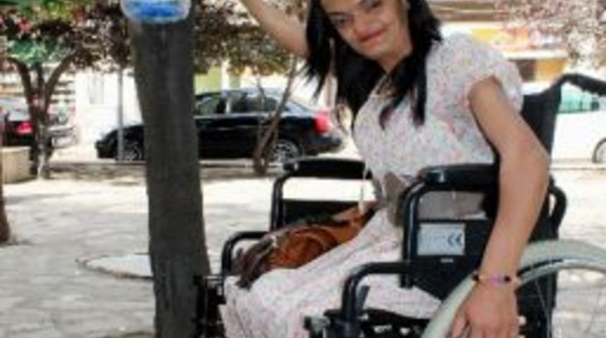 Mavi Kapaklarla Gelen &Ouml;zg&uuml;rl&uuml;k