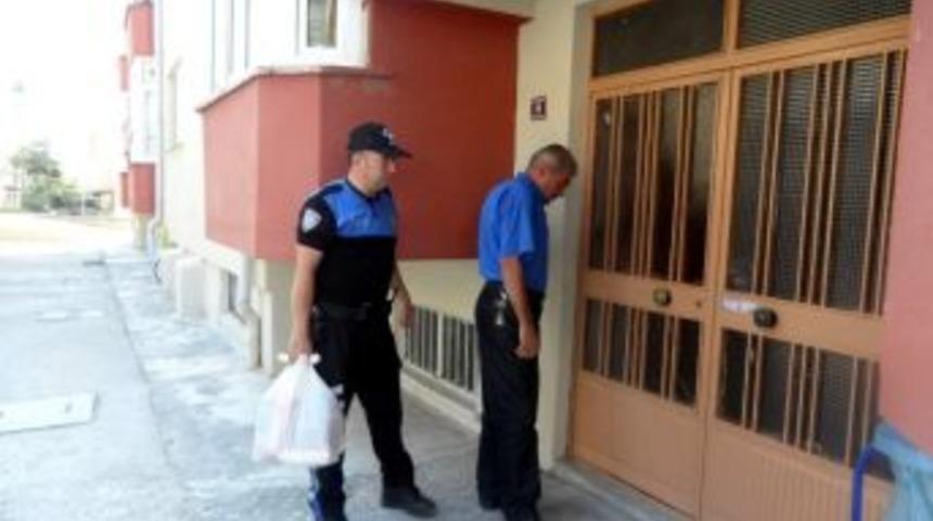 Polislerden İhtiya&ccedil; Sahibi Ailelere Gıda Yardımı