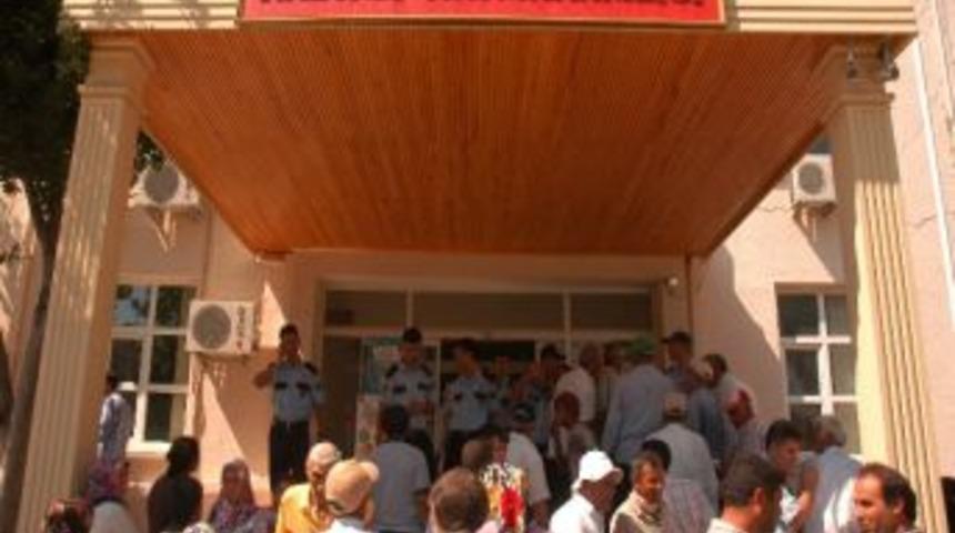 100 Tl'lik Yardım İzdihamı