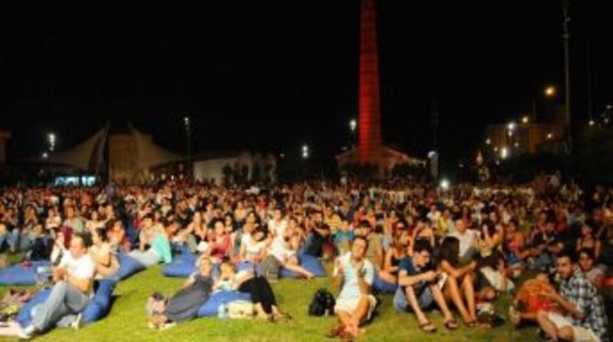 Ter&ouml;r Saldırısı Konserde De Protesto Edildi