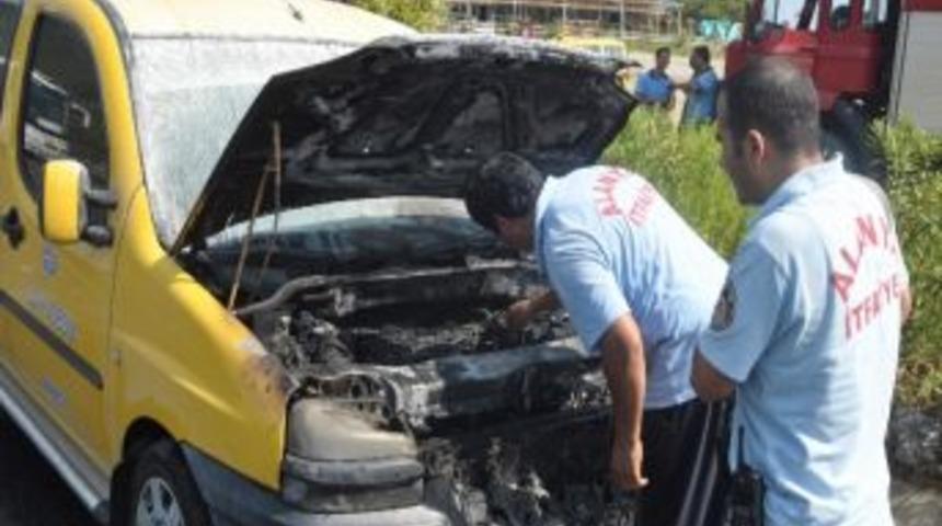 Alanya'da Seyir Halindeki Taksi Yandı
