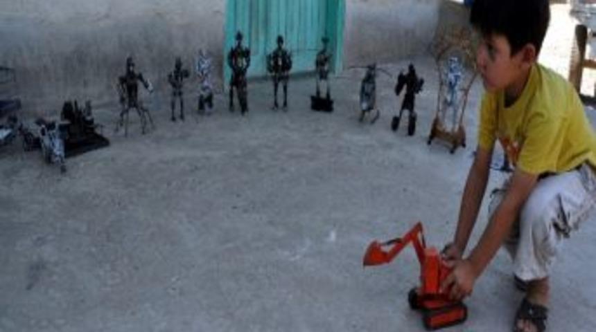 K&ouml;yde Oyuncak Robot At&ouml;lyesi