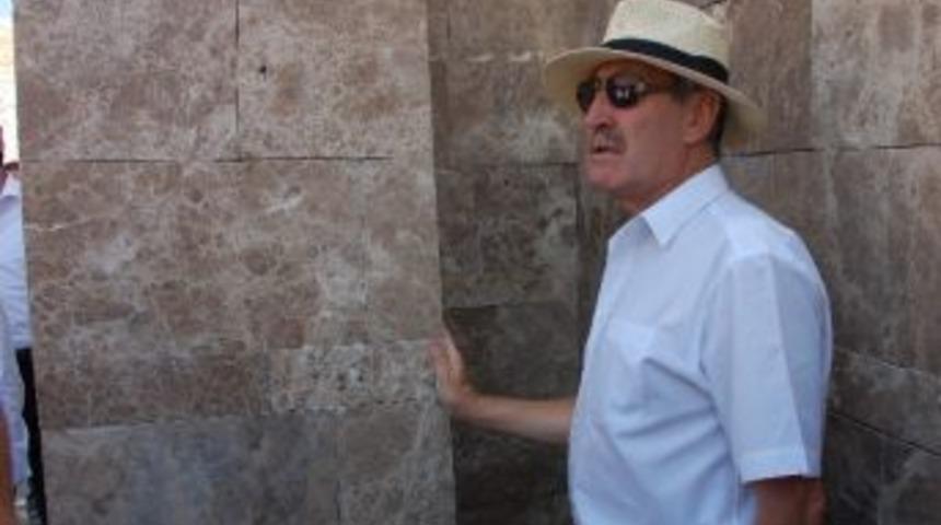 Bakan G&uuml;nay, Nemrut Dağı Eteğine Yapılan Hizmet Evinin Projesini Beğenmedi