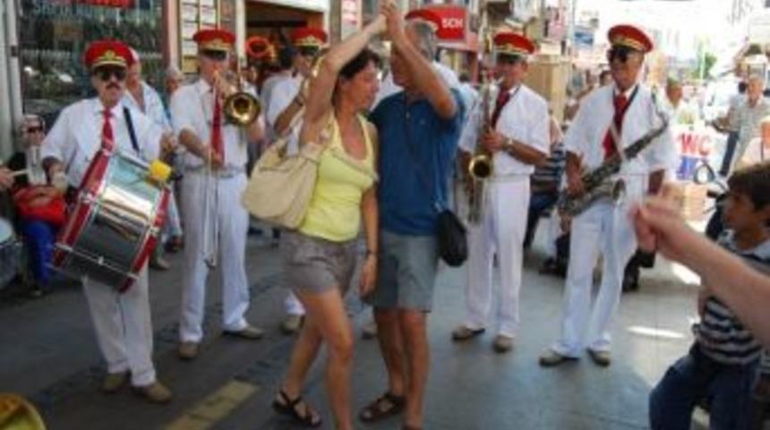 Ayvalık&rsquo;ta Arıtma Coşkusu Sokağa Taştı