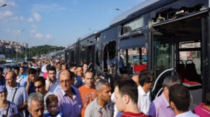 Metrob&uuml;sler &ccedil;arpıştı, yolcular yaralandı