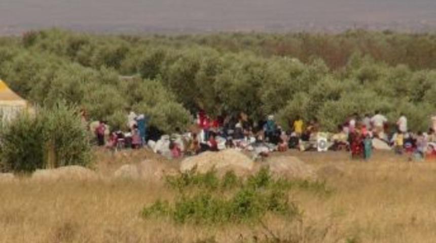 Y&uuml;zlerce Suriyeli T&uuml;rkiye Sınırına Akın Etti