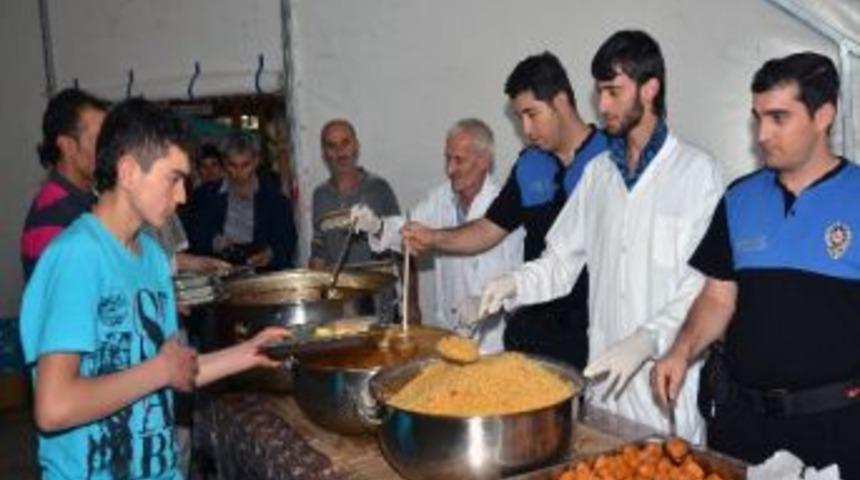G&uuml;m&uuml;şhane Emniyetinden Vatandaşlara İftar Yemeği