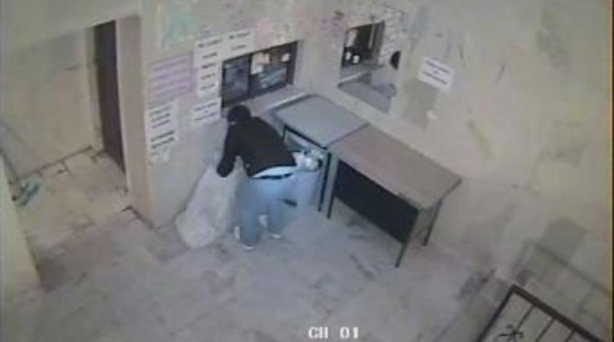 Tuvalet Büfesindeki Bozuk Paraları Çaldılar