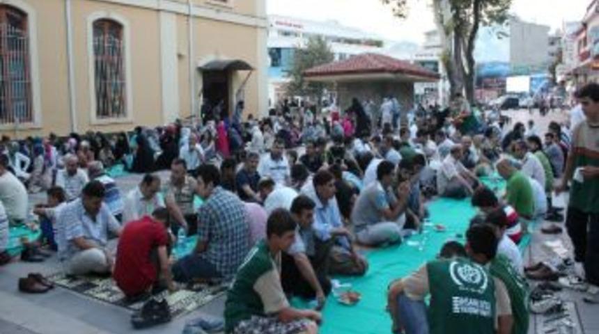 Sakaryalılar Hasırların &Uuml;zerinde İftar Yaptılar