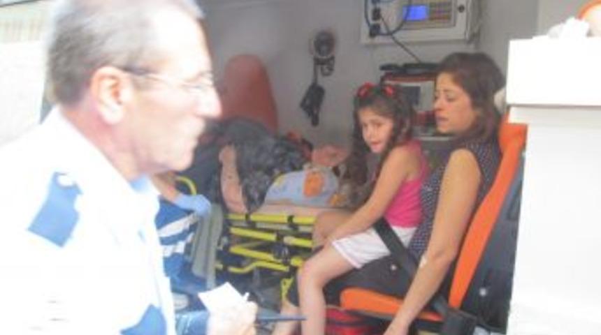 Parkta Ağa&ccedil; Devrildi: 4 Yaralı