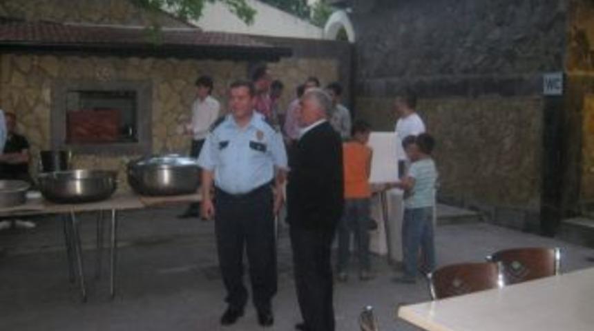 B&uuml;nyan Emniyet M&uuml;d&uuml;r&uuml; İftar Yemeğinde Eşi İle Yemek Dağıttı