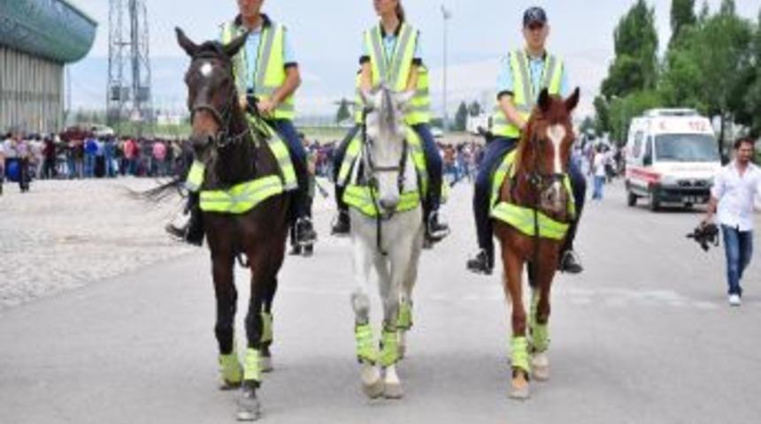 Erzurum'da kadın atlı polis g&ouml;revde