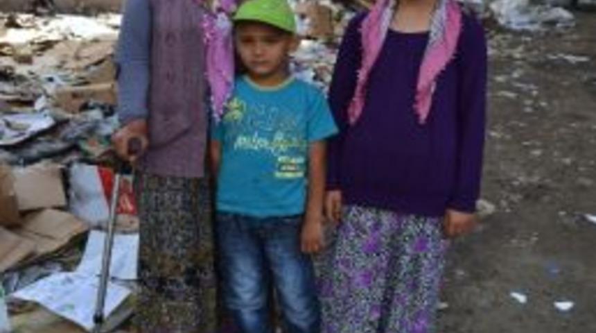 Ge&ccedil;imlerini Kağıt Ve Plastik Toplayarak Sağlıyorlar