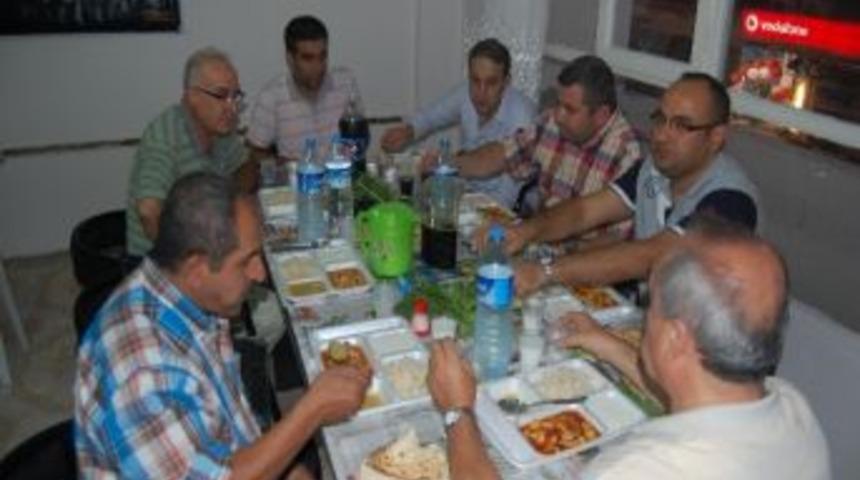 T&uuml;rkav &Uuml;yeleri İftar Yemeklerinde Buluşuyor