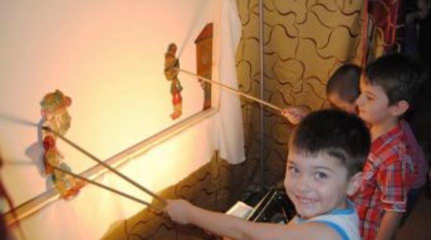 Minikler Iftar Yemeğinde Hacivat-Karag&ouml;z Oynattı