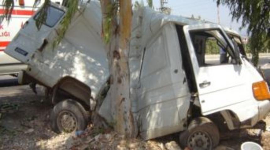 Lastiği Patlayan Ara&ccedil; Ağaca &Ccedil;arparak Durabildi: 2 Yaralı