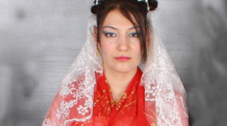 Yeni gelin kendini astı