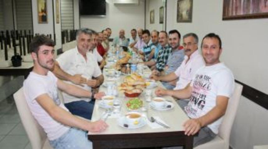 Hacı Ziya Habiboğlu Caddesi Esnafı, Iftarda Bir Araya Geldi