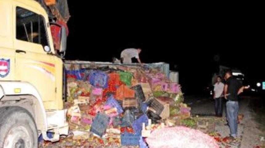 Otomobil Devrilen Sebze Y&uuml;kl&uuml; Kamyona &Ccedil;arptı: 5 Yaralı