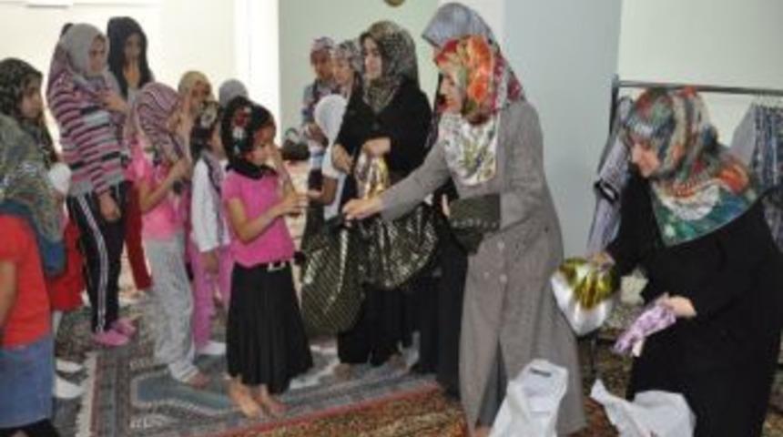 Hayırsever İşadamı, Kur'an Kursu &Ouml;ğrencilerine Bayramlık Hediye Etti