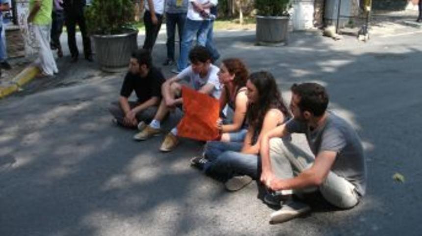 İstanbul&rsquo;da Clinton Protestosu