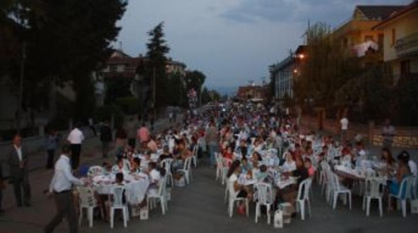 D&uuml;zce Belediyesi 17. İftarı Uzunmustafa Mahallesinde