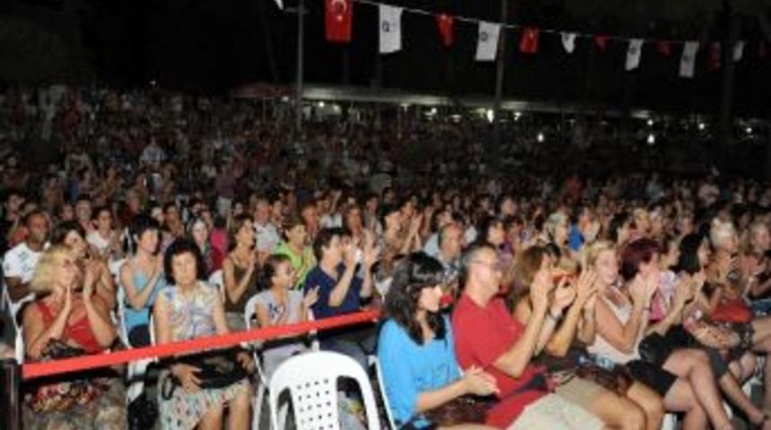 Sunay Akın &lsquo;mahya Işıkları&rsquo;nı Antalya&rsquo;da Yaktı