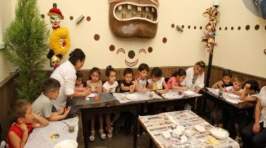 Konak'ta Minik Eller Mask Yapıyor