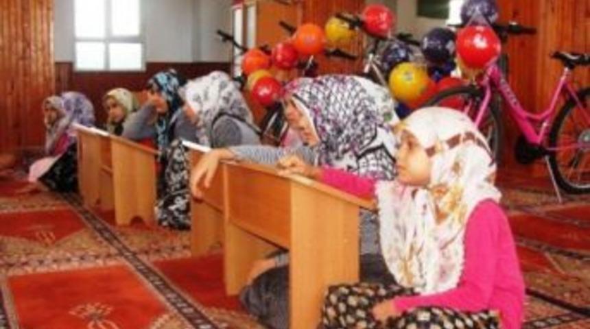 Kur'an Kursunda Başarılı Olan &Ouml;ğrencilere Bisiklet Hediye Edildi