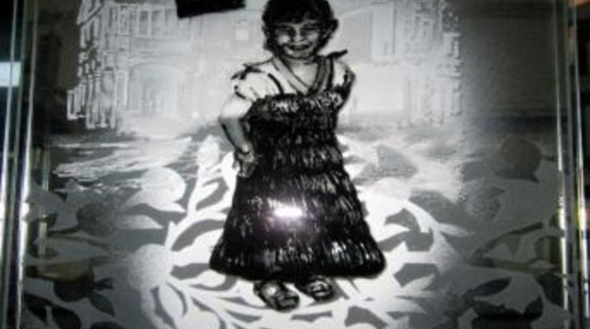 Esin K&uuml;&ccedil;&uuml;kbi&ccedil;men Litvanya'da Cam Sergisi A&ccedil;tı