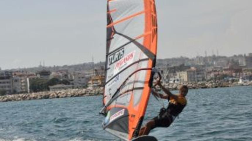 Pegasus Windsurf Ligi'nde Final Heyecanı B&uuml;y&uuml;k&ccedil;ekmece'de Başladı