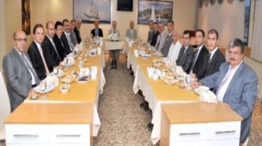 Vali &Ccedil;akacak&rsquo;tan Kaymakam Ve Vali Yardımcılarına Veda Yemeği