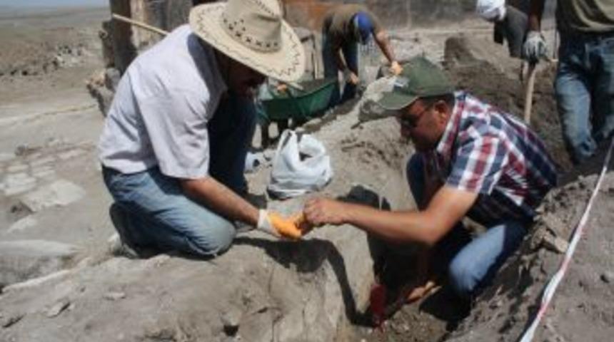 5 Bin Yıllık Tarihi Ani Harabeleri G&uuml;n Y&uuml;z&uuml;ne &Ccedil;ıkıyor