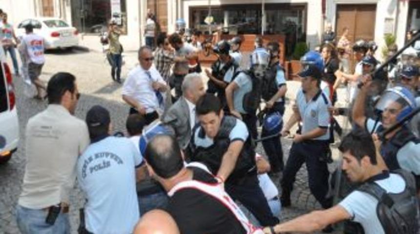 Clinton’ın Ofise Gelişi Sırasında Gerginlik