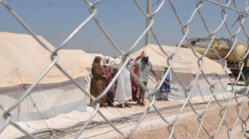 Bakan &Ccedil;elik M&uuml;lteci Kampında İncelemelerde Bulundu