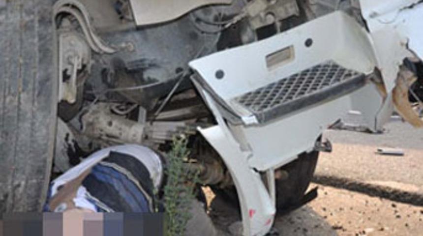 &Ccedil;ekmek istediği kamyonun altında &ouml;ld&uuml;