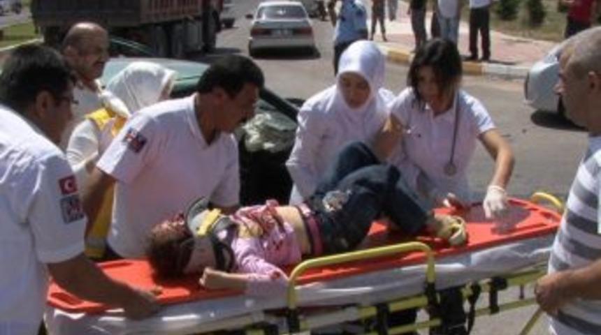 Yaralanan Kızını Teselli Etti