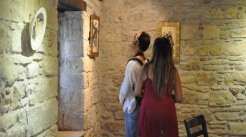 Kuşadası&rsquo;nda &Ccedil;ini Ve Seramik Sergisi