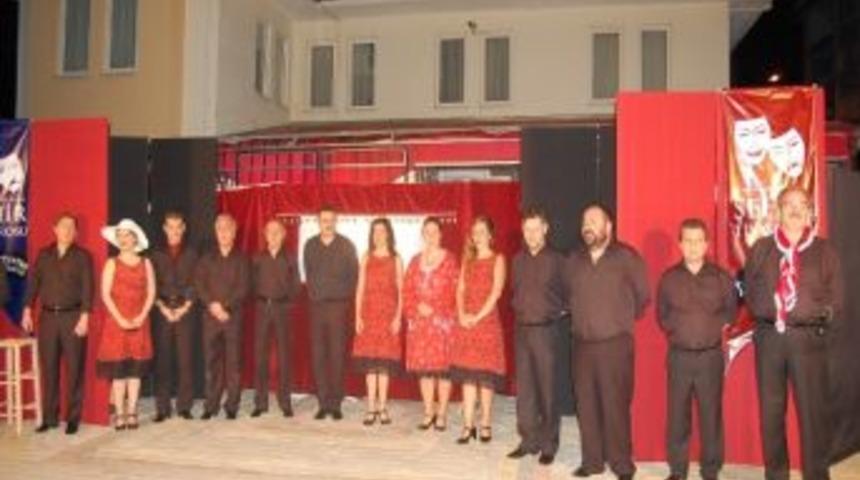 Bursa'yı Karış Karış Gezerek Tiyatroyu Sevdiriyorlar