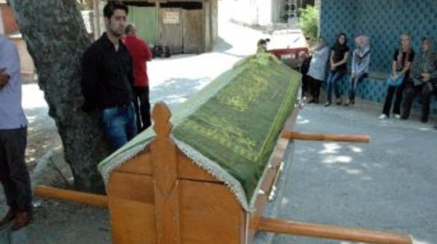 Zayıflama Hapından &Ouml;len Nil&uuml;fer G&uuml;lmez Toprağa Verildi