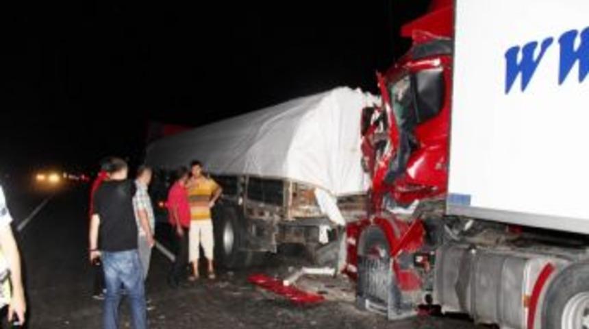 İki Tır &Ccedil;arpıştı: 1 Yaralı