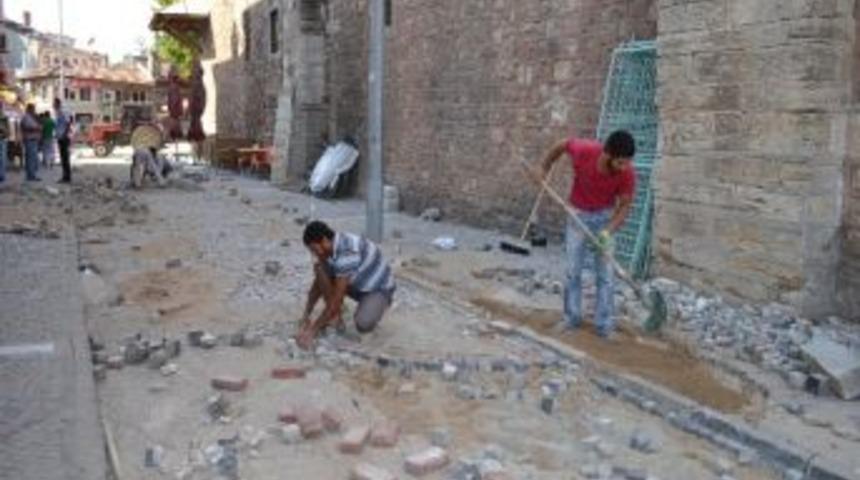 Bozulan Yollar Onarılıyor