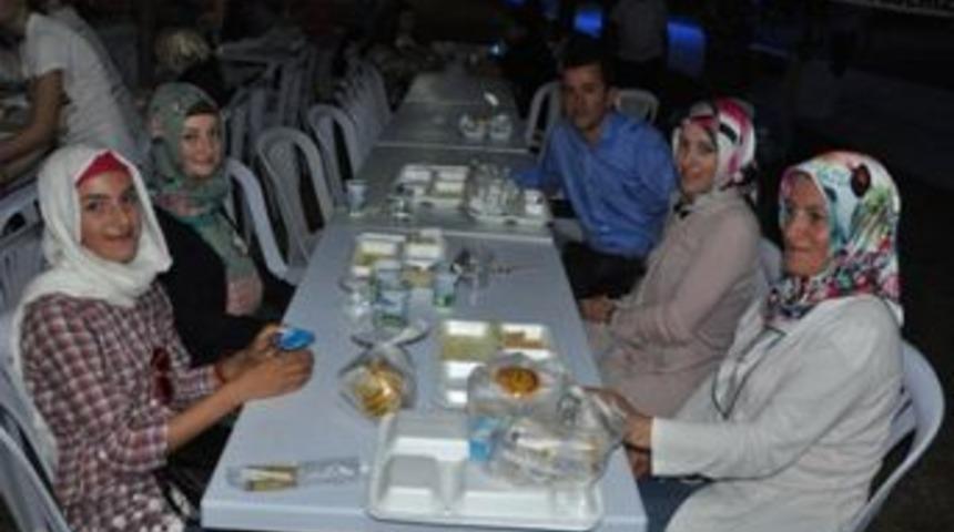 Başiskele sahilinde iftar keyfi