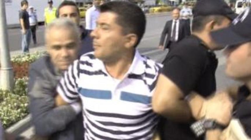 Eski Gazeteciden Clinton Protestosu