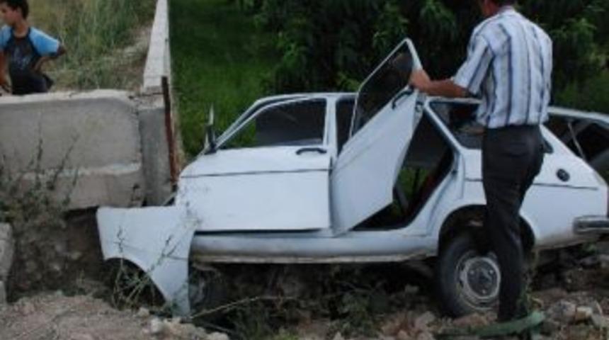 Otomobil Duvara &Ccedil;arptı: 6 Yaralı